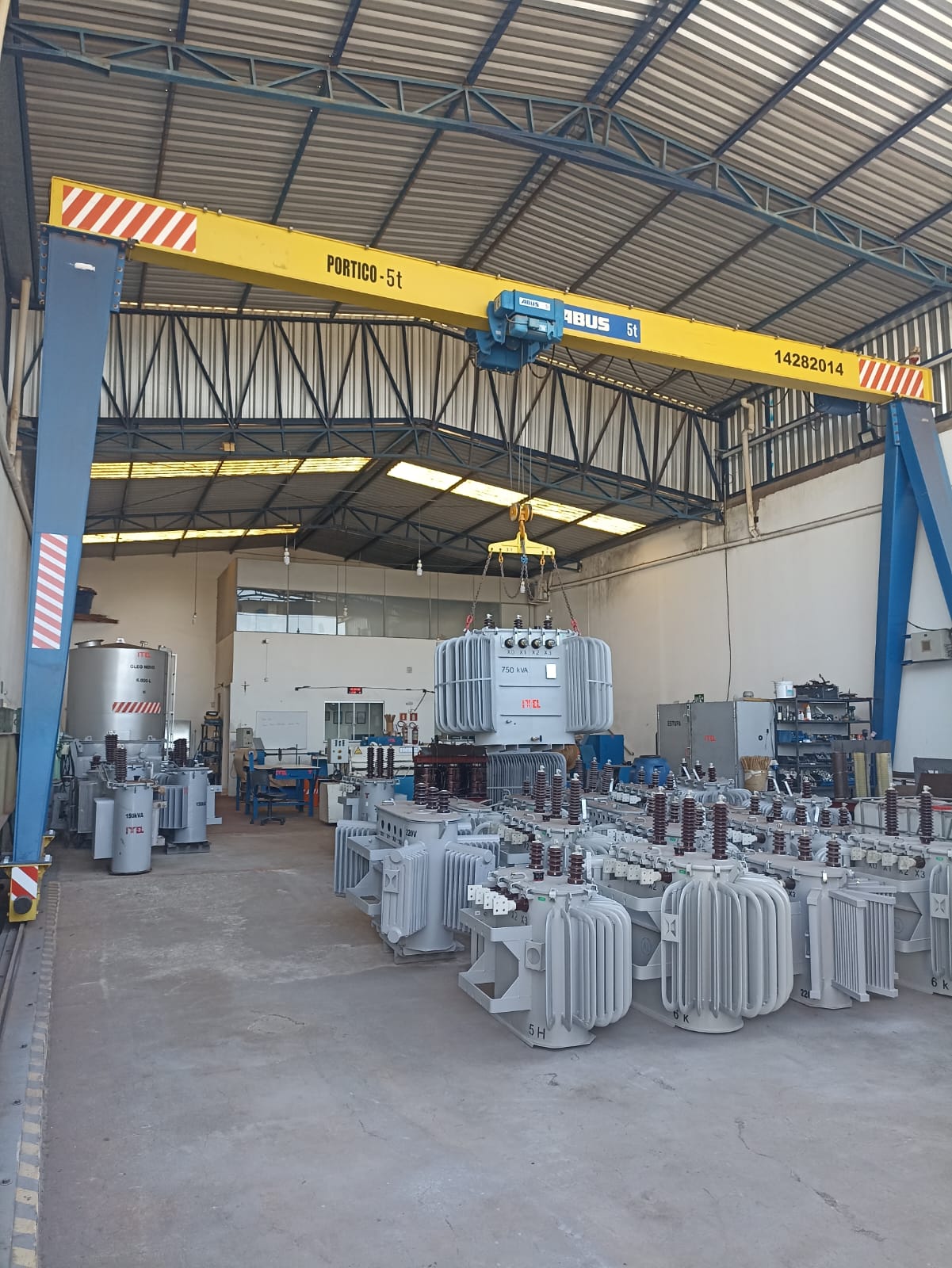 Interior da fábrica ITEL — instalações industriais em Uberlândia-MG